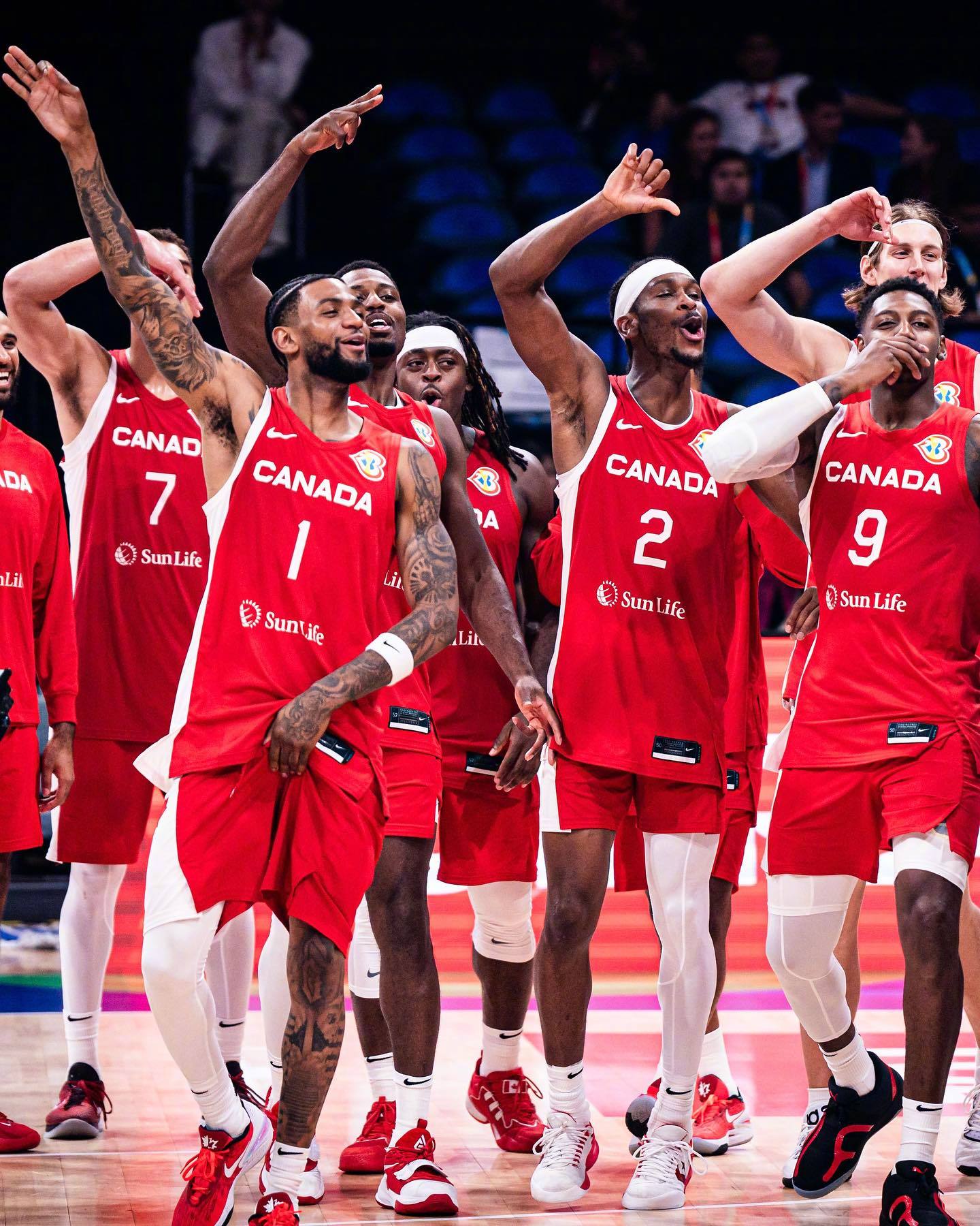 关于步行者横扫加拿大男篮，艾顿三分雨点燃全场的信息