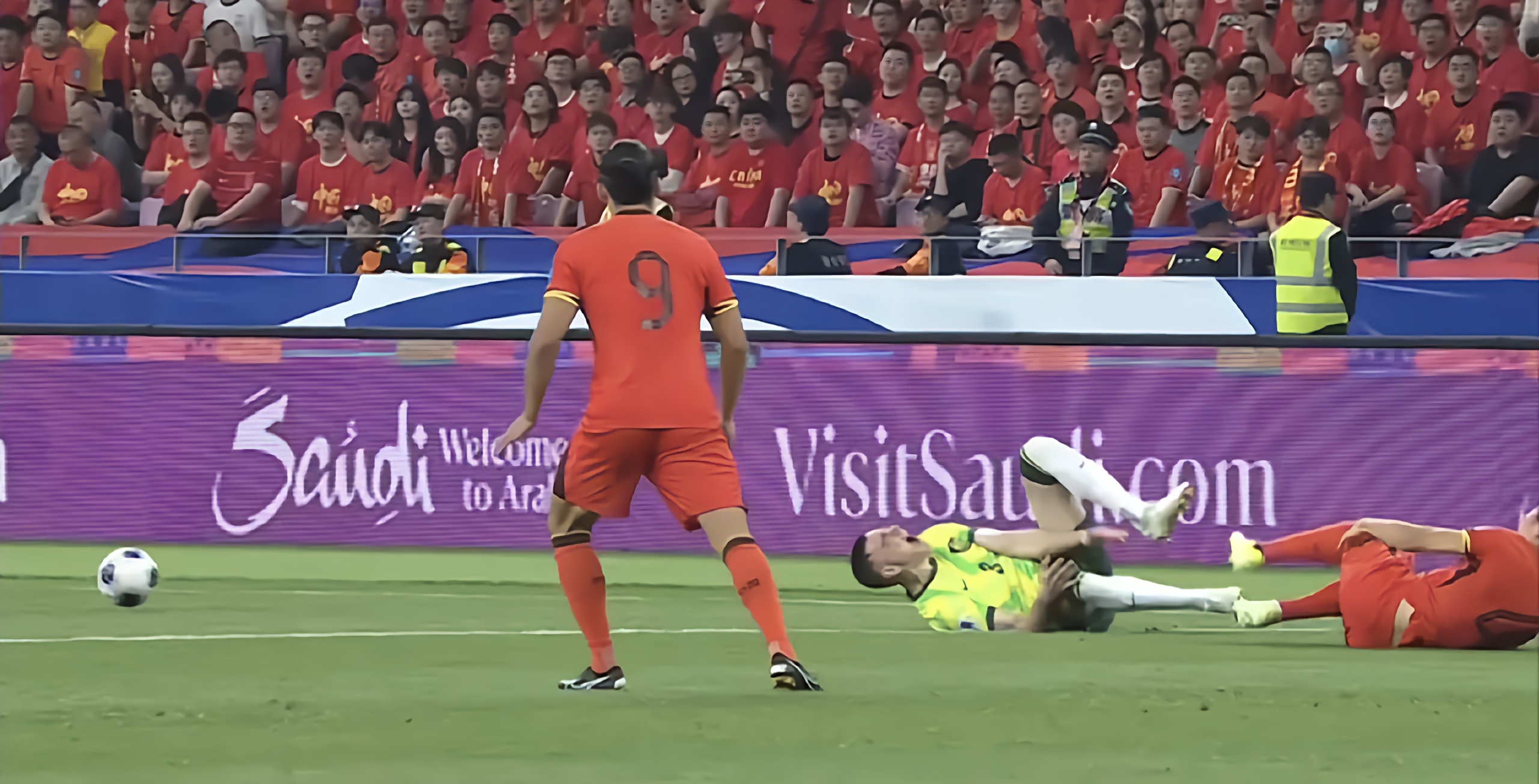 包含精彩瞬间：意外失误导致领先的选手被逆转的词条