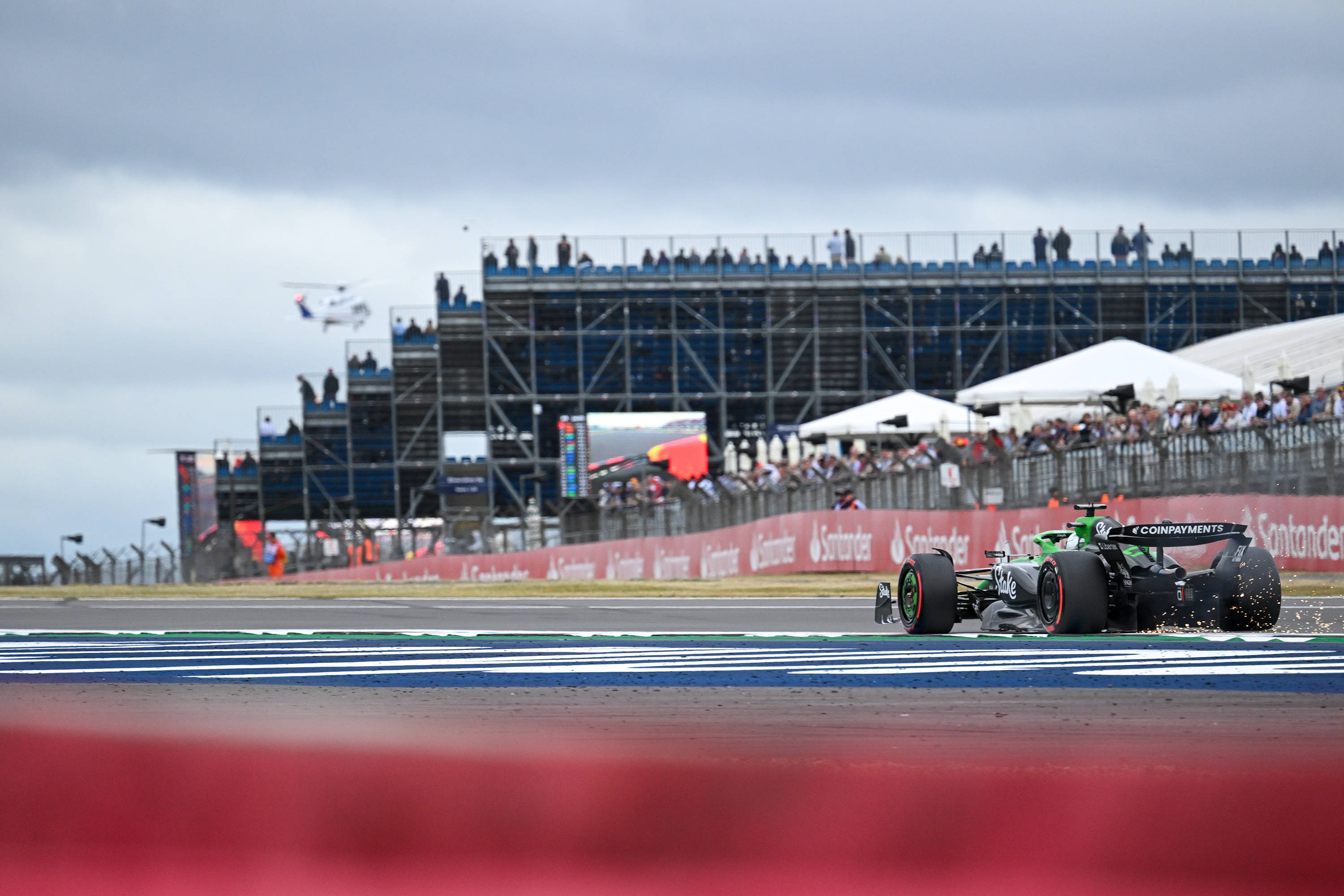 关于索伯车队鏖战迈凯伦，拉塞尔统治全场的信息