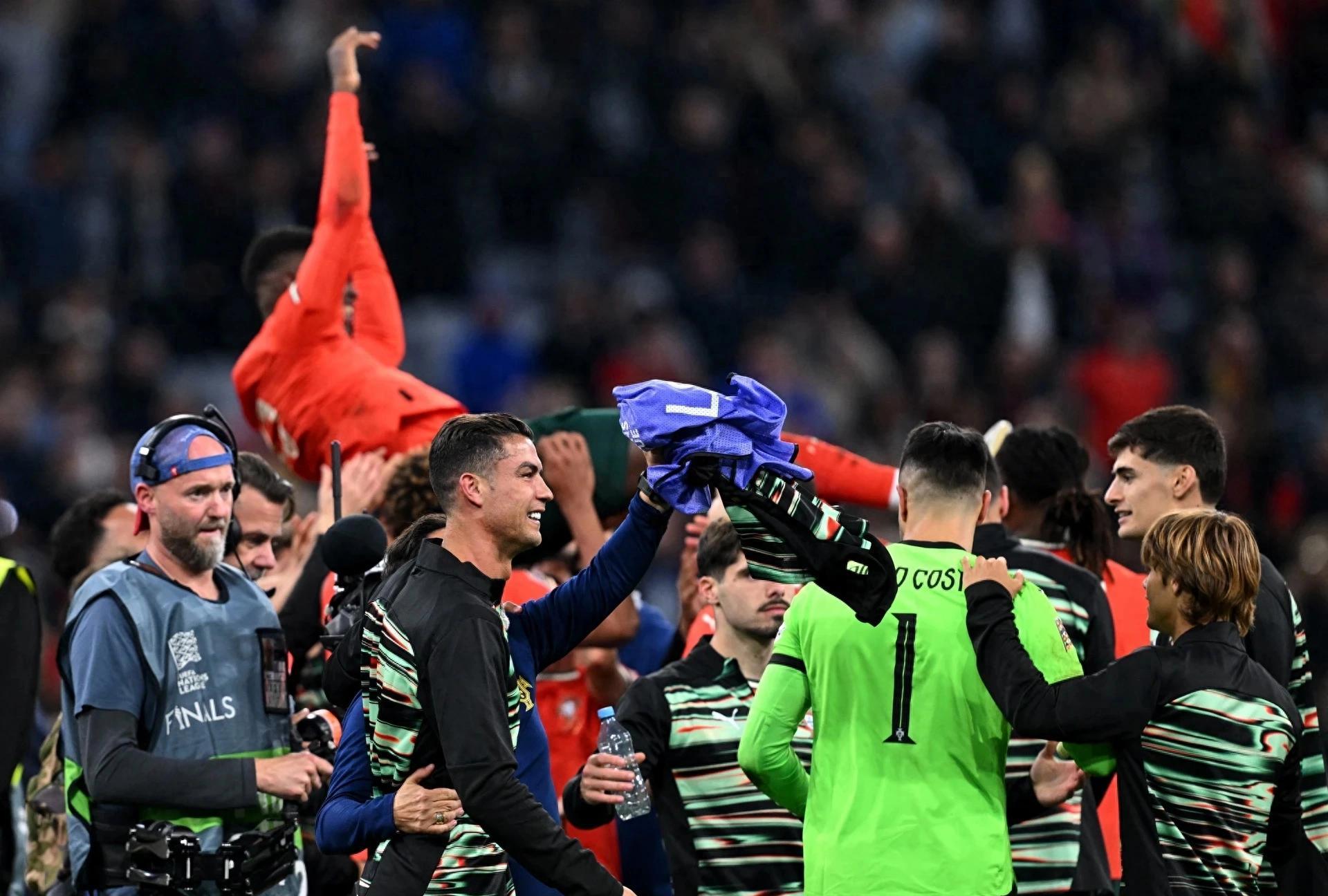 葡萄牙战胜荷兰，晋级欧洲杯半决赛