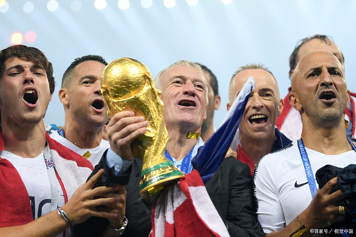 西班牙举重选手力拔头筹，登上领奖台的简单介绍