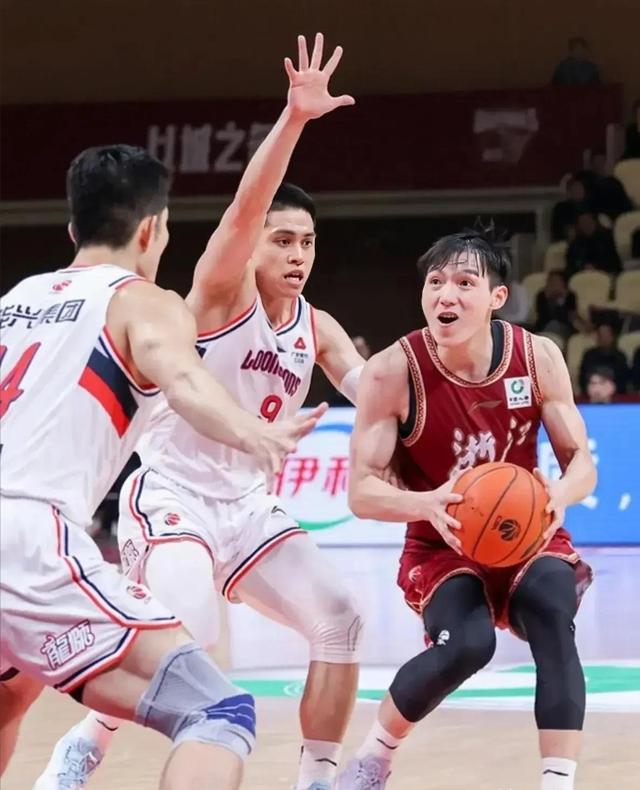 广州队主场战胜浙江男篮，结束连败