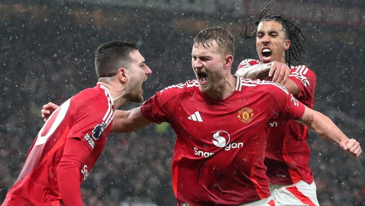 曼联遭遇维拉困扰，陷入艰难局面