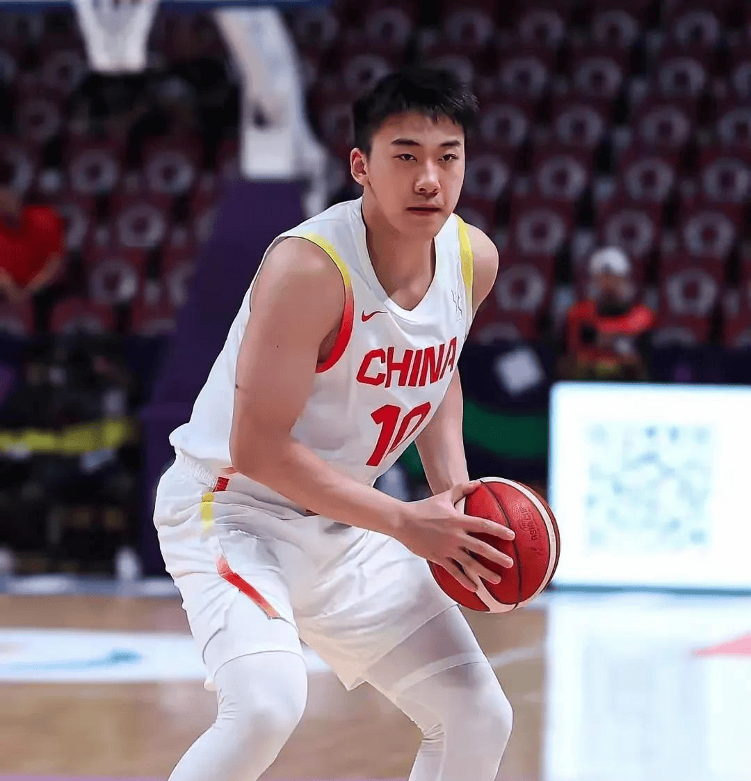 包含篮球比赛中出现突发情况，球员迅速做出反应的词条