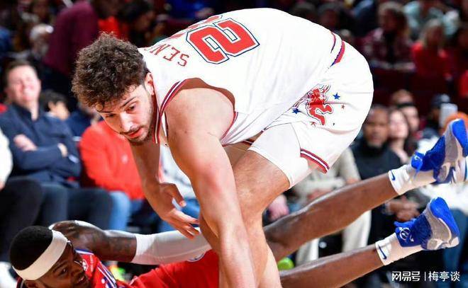 包含篮球比赛中出现突发情况，球员迅速做出反应的词条