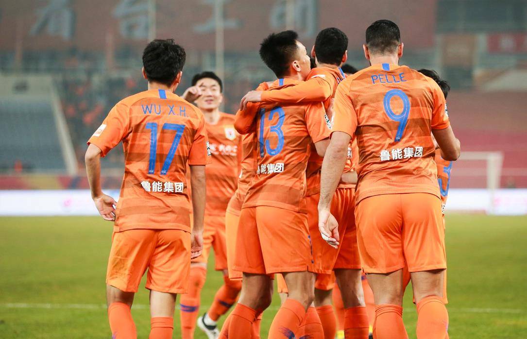 山东鲁能在中超比赛中取得胜利，球迷欢呼不已