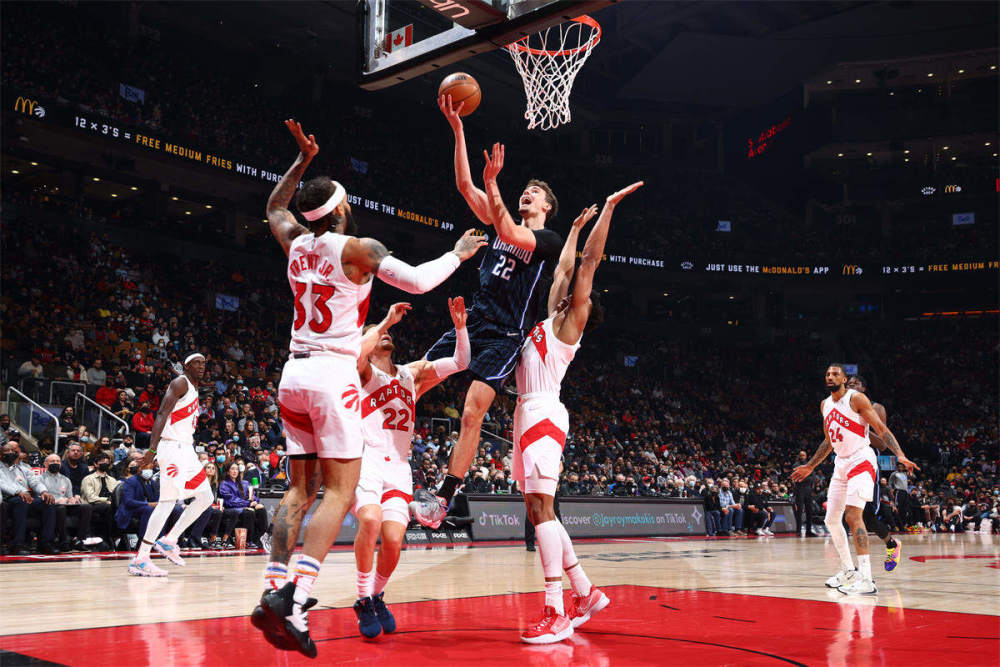 上海队翻盘篮网，西亚卡姆点燃赛场的简单介绍