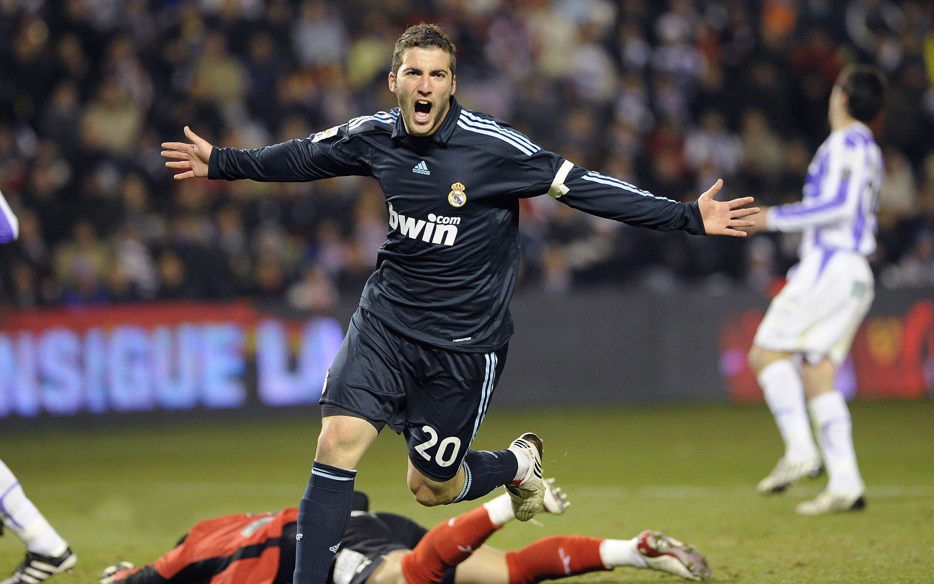 鹰击长空，布克攻防统治，老鹰决胜局带走黄蜂